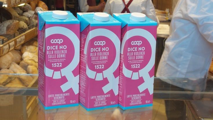 Il latte è rosa, comprarlo alla Coop contrasta la violenza sulle donne