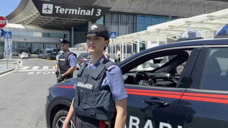 Falsi tassisti al Terminal 3 di Fiumicino: dieci fermati dai carabinieri, scattano i daspo