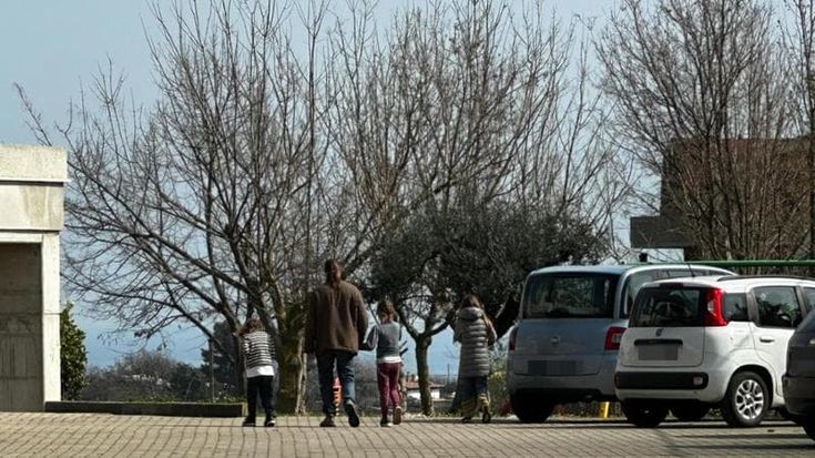 La strategia dei giudici per riunire la famiglia del bosco: “Puntiamo sul padre”