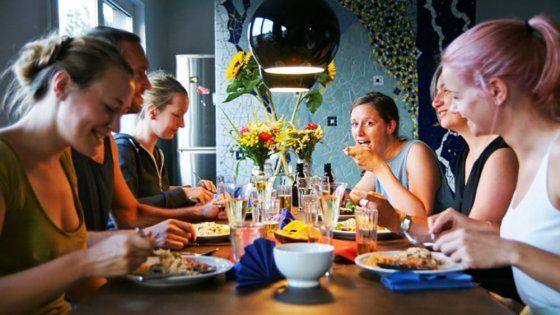 Il social eating fa tendenza, boom di iscrizioni Milano: in 10mila a tavola con Gnammo 