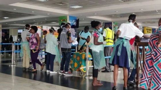 Coronavirus, Uganda rispedisce a casa 22 europei: hanno rifiutato la quarantena