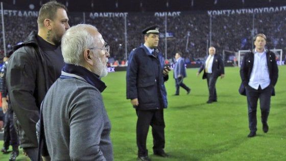 Grecia, il presidente con la pistola si scusa: ''Dispiaciuto per quanto successo''. Ma scatta il mandato d'arresto