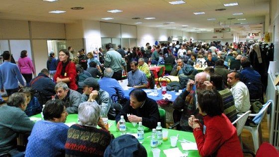 Capodanno, il cuore grande di Milano: boom di volontari per il cenone sospeso e le feste nei centri d'accoglienza 
