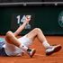 Tennis, Roland Garros: Cecchinato batte Djokovic e vola in semifinale. L'esultanza del siciliano