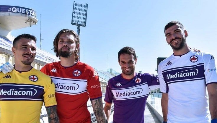 Torna il Giglio anni ‘50, la Fiorentina del futuro si veste di maglie vintage