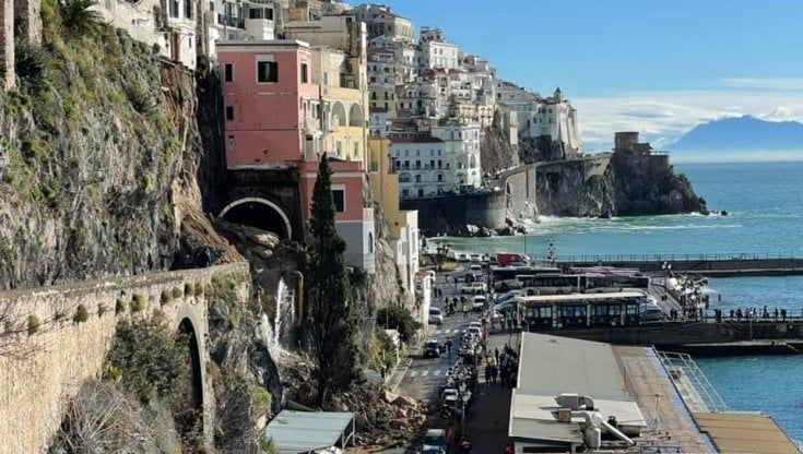Paura ad Amalfi, frana il costone di Vagliendola. Costiera isolata