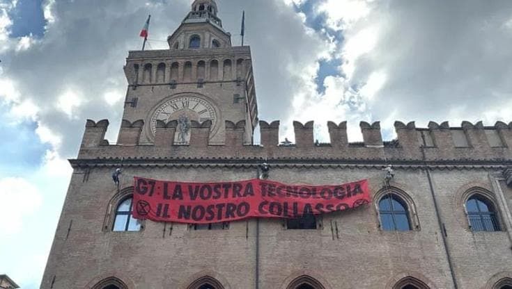 Il gip: “Indagate l’agente che ordinò di perquisire l’attivista di XR in questura”