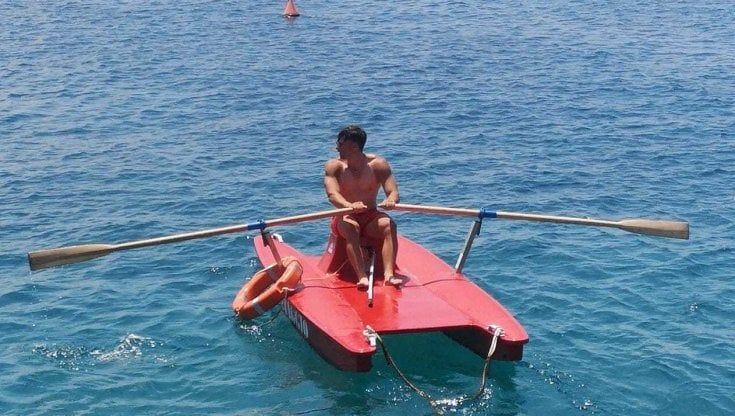Salento, salvo grazie a un paio di ciabatte: il bagnino le vede a riva e si accorge che il proprietario sta annegando