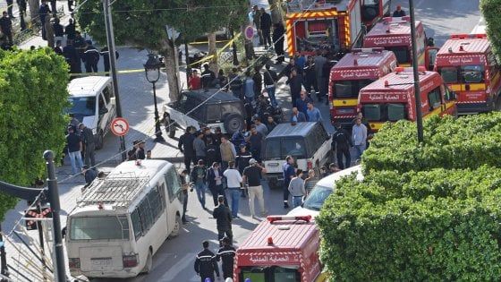 Tunisi, donna kamikaze contro la polizia: almeno nove feriti