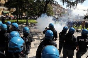 Serrata commercianti, De Magistris: "Camorra e delinquenti comuni infiltrati"