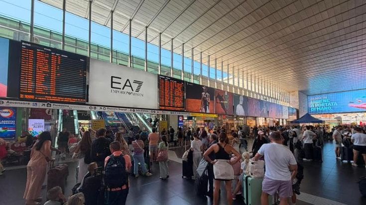 Furto di cavi di rame sulla Roma-Napoli, disagi e ritardi alla stazione Termini