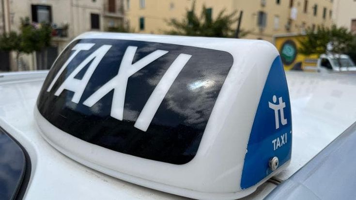 Bari, taxi con tariffe variabili e guida pericolosa: licenza sospesa per 10 giorni dopo le denunce dei turisti