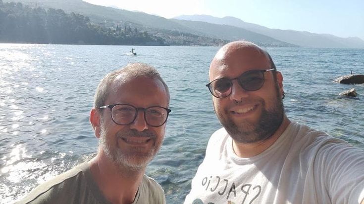 “Insulti e vestiti bruciati: noi coppia gay nel mirino di una gang di ragazzi”