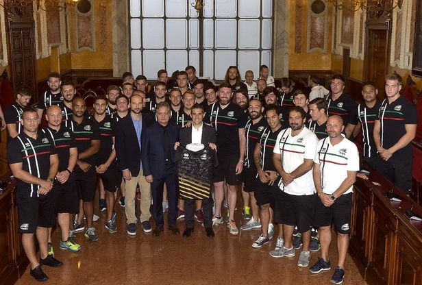 Rugby, la carica delle Zebre dal municipio a Moletolo - Foto