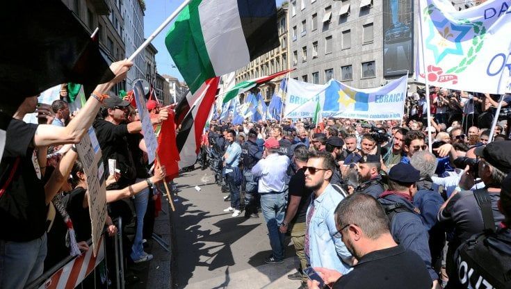 25 Aprile, le contestazioni in piazza a Milano: dalla Brigata Ebraica a Letizia Moratti. E quel 1994 contro Berlusconi