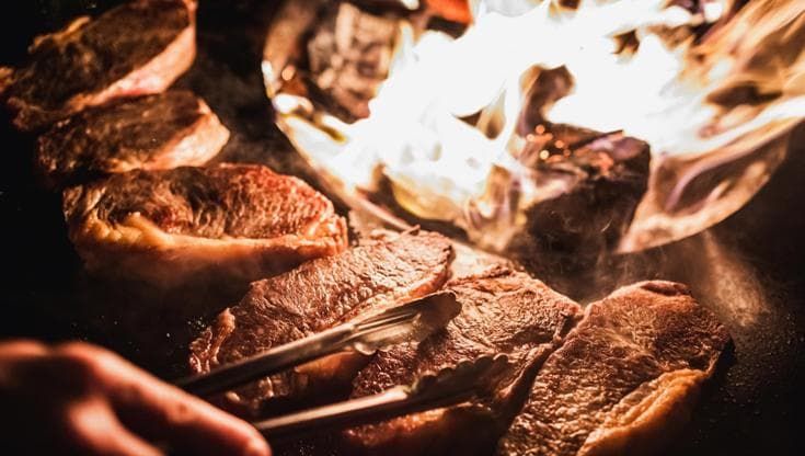 Ritorno di fiamma: regole, divieti e possibilità per il fuoco in cucina