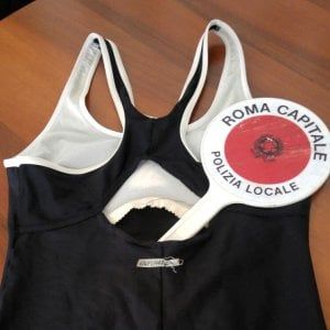 Roma, pensa di nascondere la merce rubata in un asilo ma è il comando dei vigili
