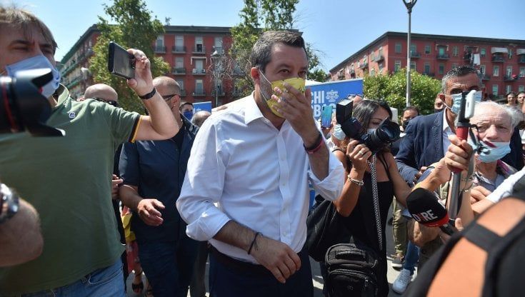 Lega, Salvini si è vaccinato stamattina a Milano. E in una foto sui social spunta un Qr code