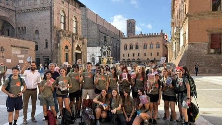 I ragazzi della Via degli Dei in cammino con Federico Taddia: “Trekking per seminare libri”