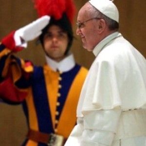 Argentina, Papa Francesco scherza con le guardie svizzere: "Sar&agrave; guerra!"