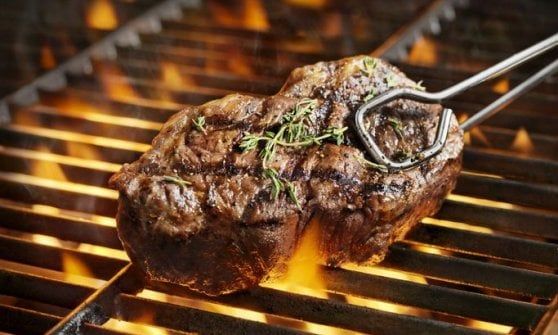 Carne, gli italiani sotto la soglia del rischio dei 500 grammi a settimana