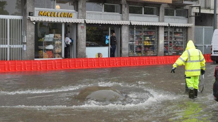 Pioggia intensa su Milano, mattinata di forti disagi con Seveso e Lambro osservati speciali