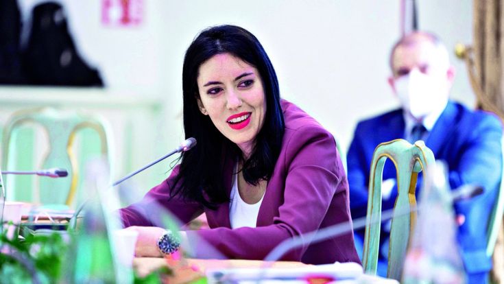 Azzolina sotto assedio poi il governo la soccorre. “Ma servono soldi in più”