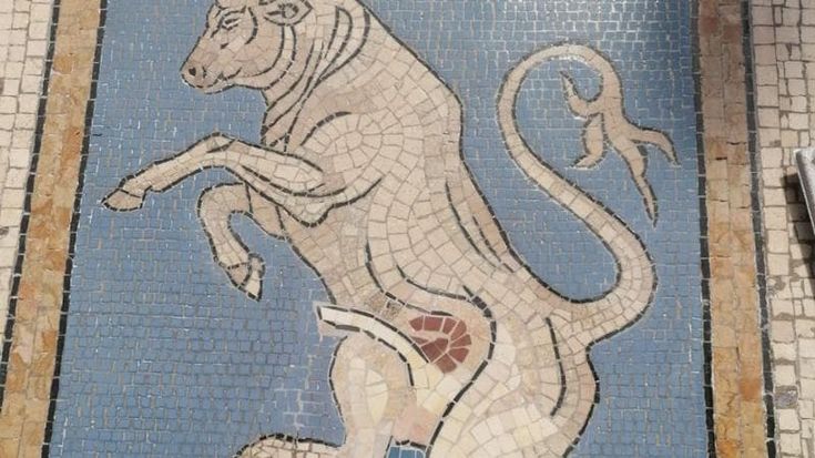 Milano, il Toro della Galleria e i “testicoli spariti”: il restauro scatena l’ironia social