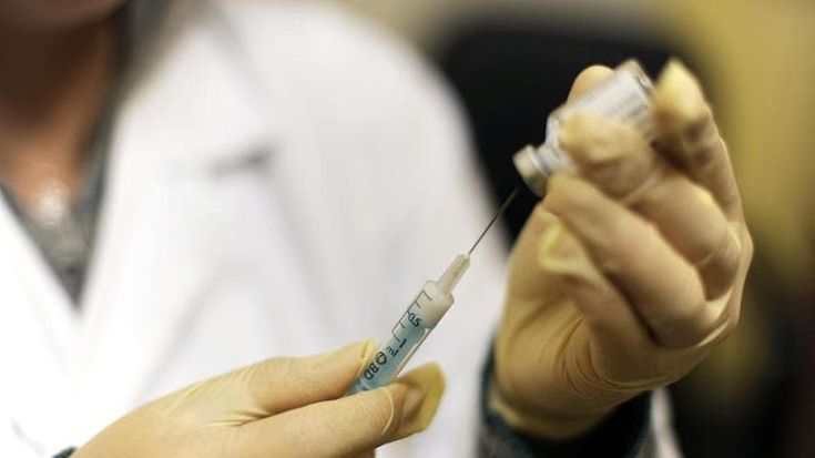Vaccini tra alti e bassi in Toscana, l’antinfluenzale corre, quello contro il Covid no