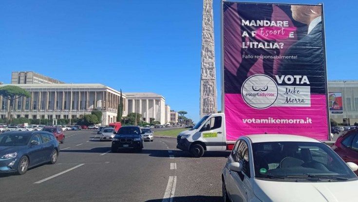 "Mandare a escort l'Italia", la finta campagna elettorale che fa indignare