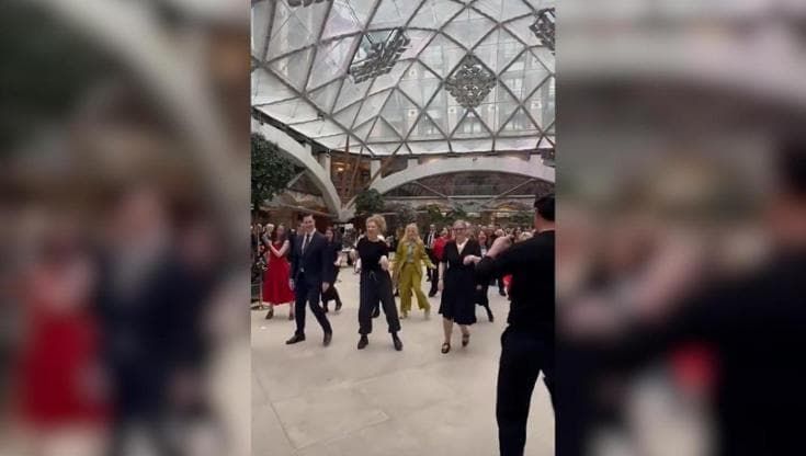 Regno Unito: i parlamentari nel ballo di gruppo alla Camera, scoppiano le polemiche