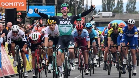Ciclismo, Giro del Delfinato: volata vincente di Bennett. Teuns resta leader