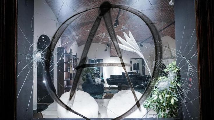 Prosciolti 27 anarchici: hanno“quasi” devastato il centro