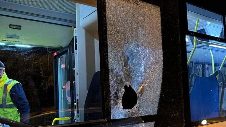 Ancora autobus nel mirino, la baby gang colpisce allo Zen: sassaiola e vetri rotti