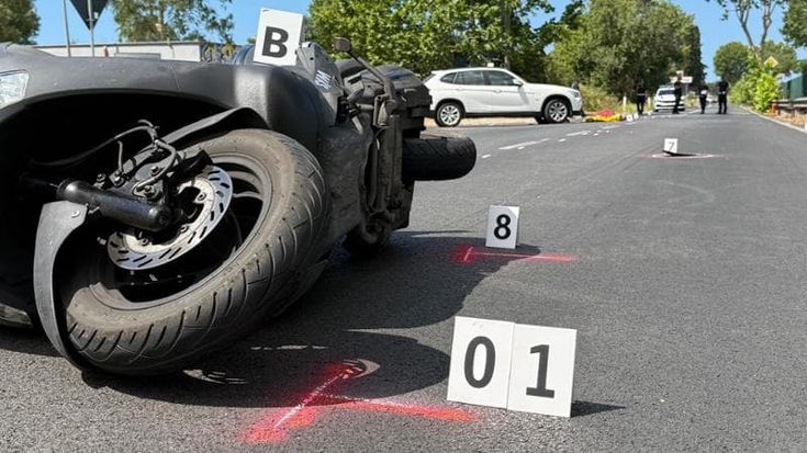 Perde il controllo della moto, cade e muore investito da un’auto: morto uomo di 37 anni