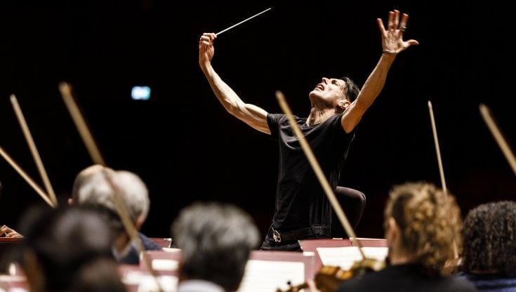 Venezia 78. 'Ezio Bosso. Le cose che restano': nel doc sul musicista c'è anche un brano inedito