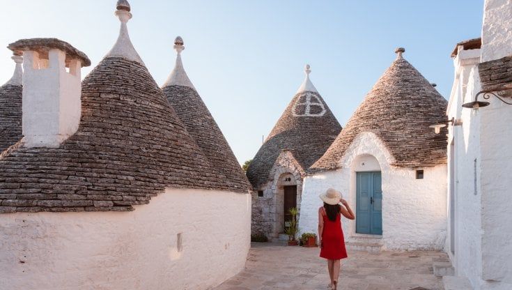 Alberobello e l'estate magica: non solo la sfilata D&G, dalla mostra su Frida Kahlo ai guerrieri di Chia il paese dei trulli punta sulla cultura
