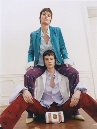 Giulia e Camilla Venturini firmano una capsule collection di borse per Trussardi