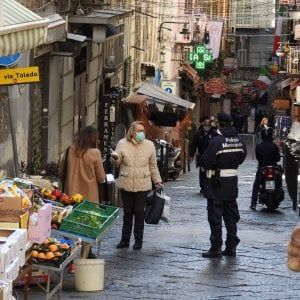 Napoli, il centralino dell'emergenza: "Correte, il vicino si lascia morire"