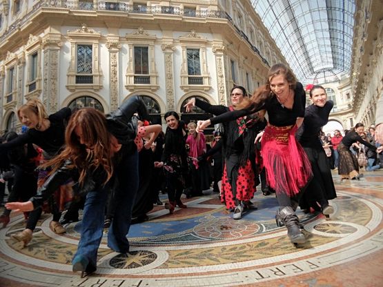 Milano, il flash mob al ritmo di flamenco scatena l'entusiasmo in Galleria
