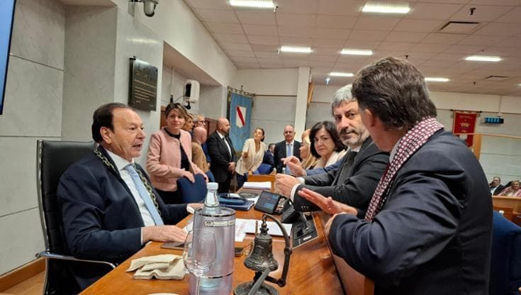 Punti nascita, la protesta in catene di Gennaro Oliviero ritarda l'inizio del Consiglio regionale