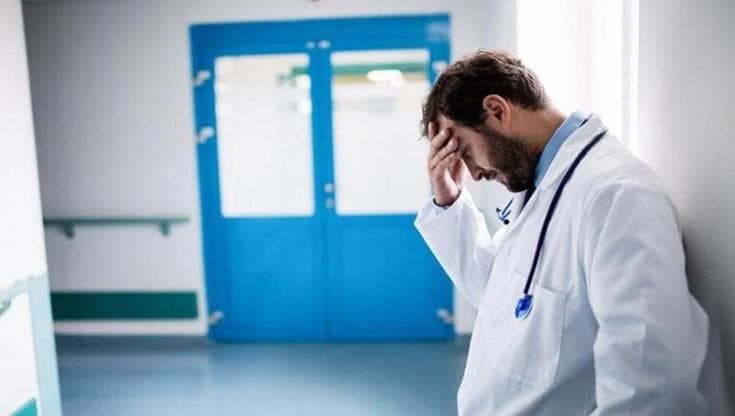 Medici di base in rivolta, petizione con oltre mille firme: “Così non si regge, andremo nel privato”