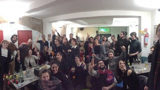 Lo Stato Sociale incanta Sanremo ma il pensiero va agli amici al bar