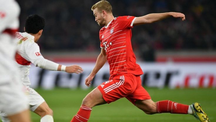 Bundesliga, il Bayern vince a Stoccarda e resta agganciato al Dortmund. A segno De Ligt