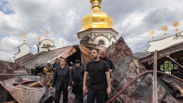 Colpo al cuore di Kiev, in fiamme la storica cattedrale della Dormizione patrimonio Unesco