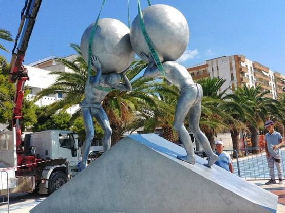 Manfredonia, la statua di Lettl sul lungomare: dono alla città per 20 anni