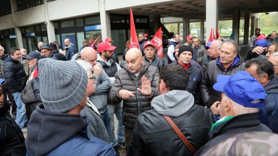 Bologna, via alla liquidazione di Coop Costruzioni: la rabbia degli operai