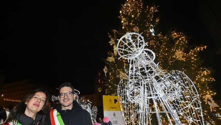 S'illumina l'Albero di Natale in piazza. Guerra: "Adoperiamoci per essere vicini gli uni agli altri"