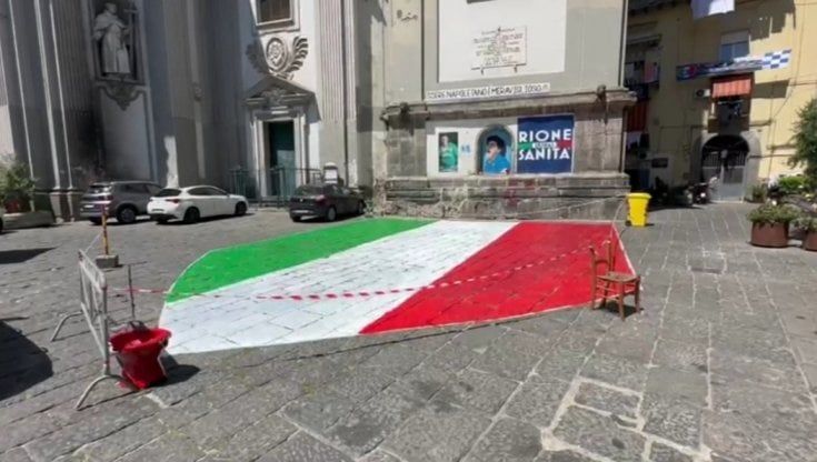Rione Sanità: spunta l'enorme scudetto davanti alla basilica