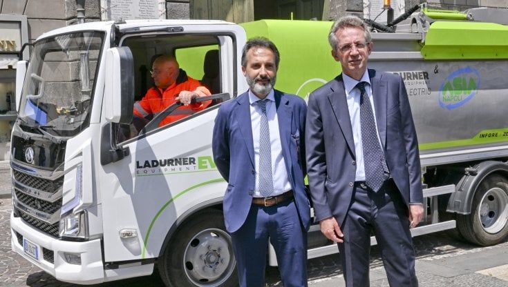 Napoli, rifiuti: "campane" in strada per la raccolta dell'umido